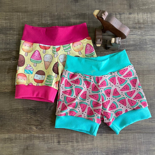 Christmas Friends - Green - Shortie Shorts